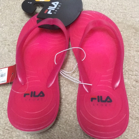 Fila Shoes - NWT Fila Flips size 7/8 M